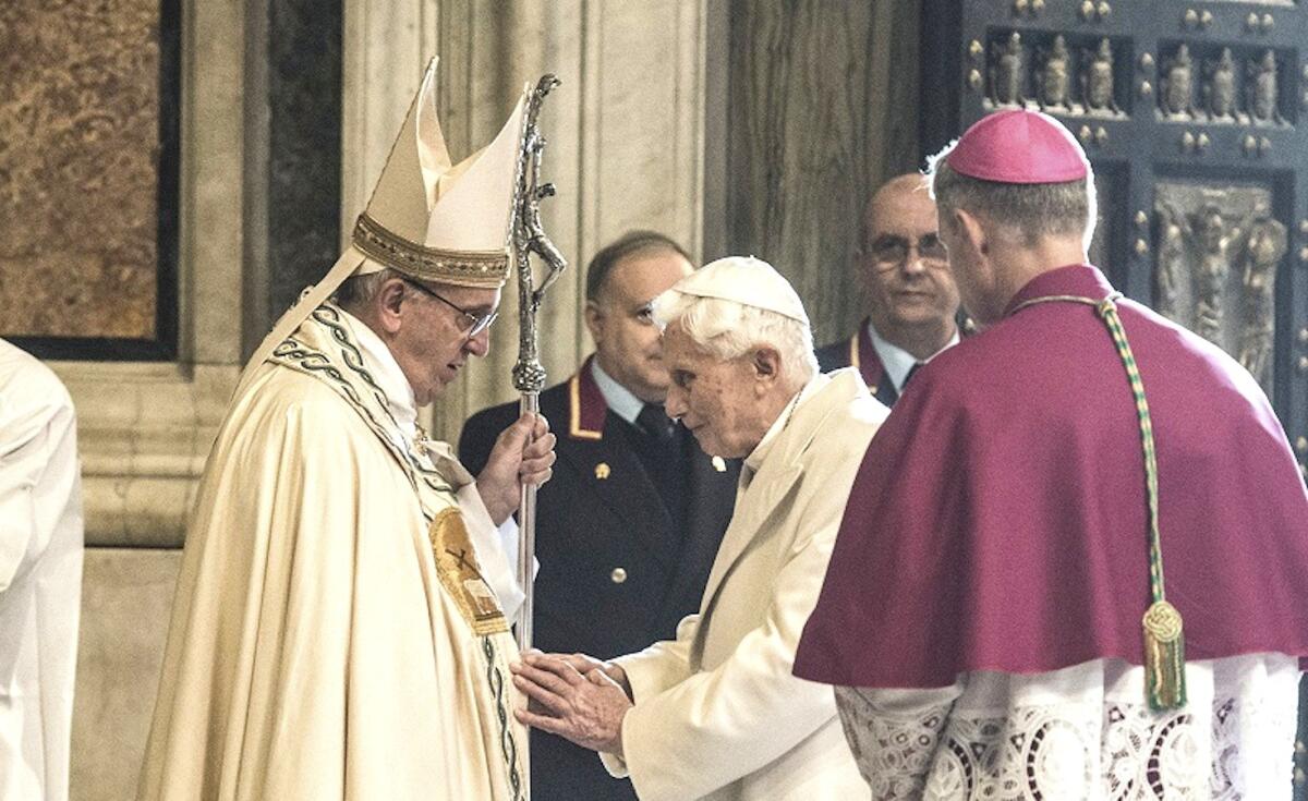 Papa Francesco: “Benedetto XVI è ammalato, pregate per lui” - 