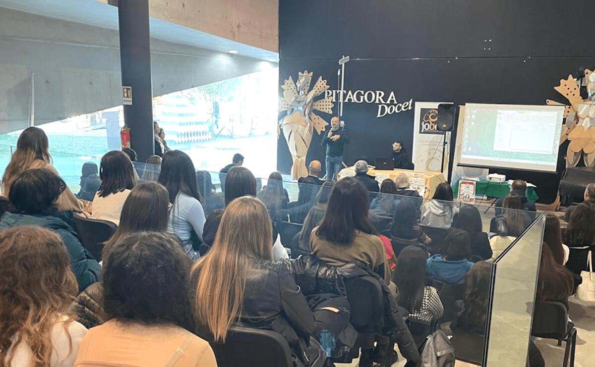 Crotone, gli studenti del Gravina celebrano la Giornata del volontariato - 