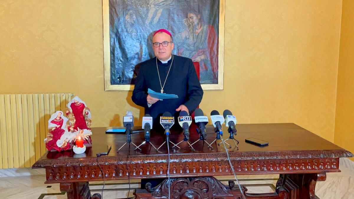 (VIDEO) L'Arcivescovo di Crotone: "Invito tutti a sperare perchè la luce degli uomini è più forte delle tenebre" - 