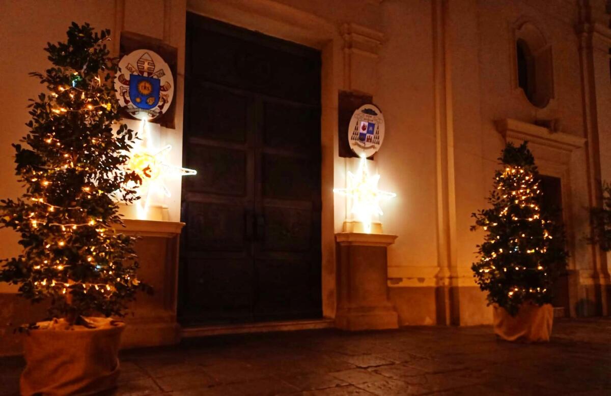Crotone, il sagrato del Duomo risplende di luce per il Santo Natale - 