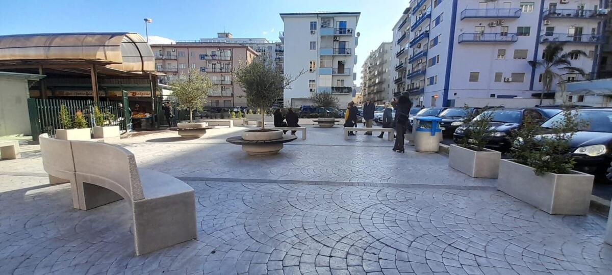 (Foto) Crotone, un nuovo look per il mercato di via Giacomo Manna - 