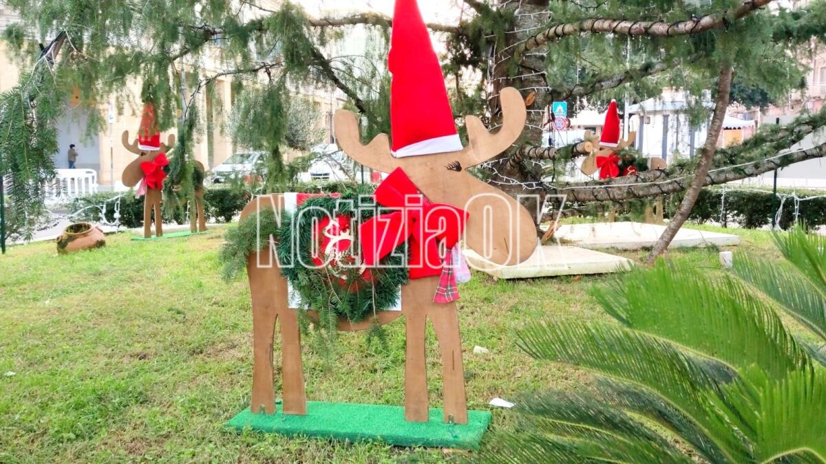 Crotone, le vie del centro si colorano per il Natale - 