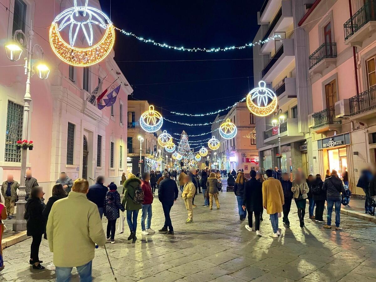 Crotone, le luci di Natale ripopolano Corso Vittorio Veneto - 