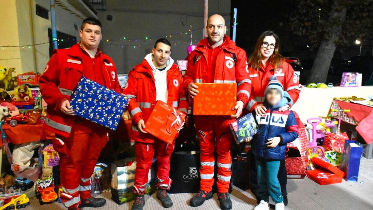 Natale, Croce Rossa e Bocciofila Città di Crotone insieme per i bambini del Cara - 