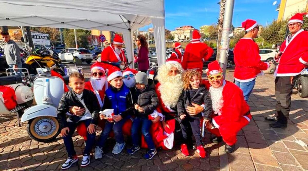 Crotone - Sul lungomare sfilano i Babbi Natale e una bimba consegna la sua letterina - 