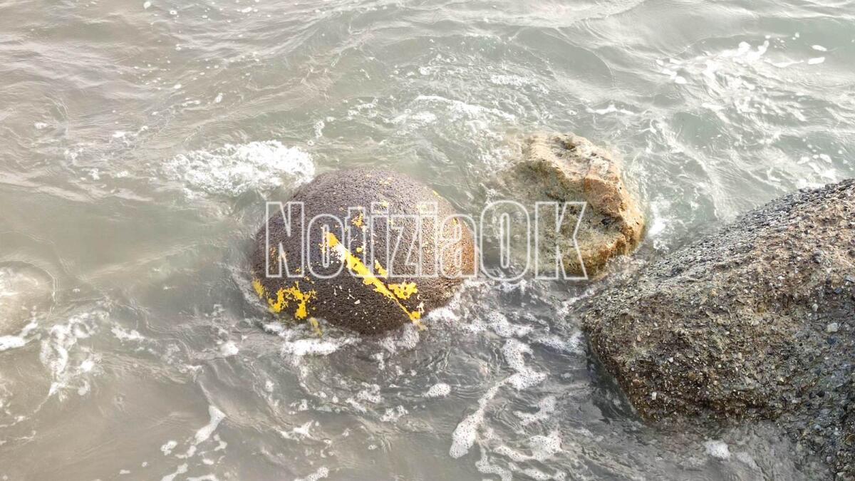 Crotone, palle "in acqua": riaffiorano sulla spiaggia arredamenti incompresi - 