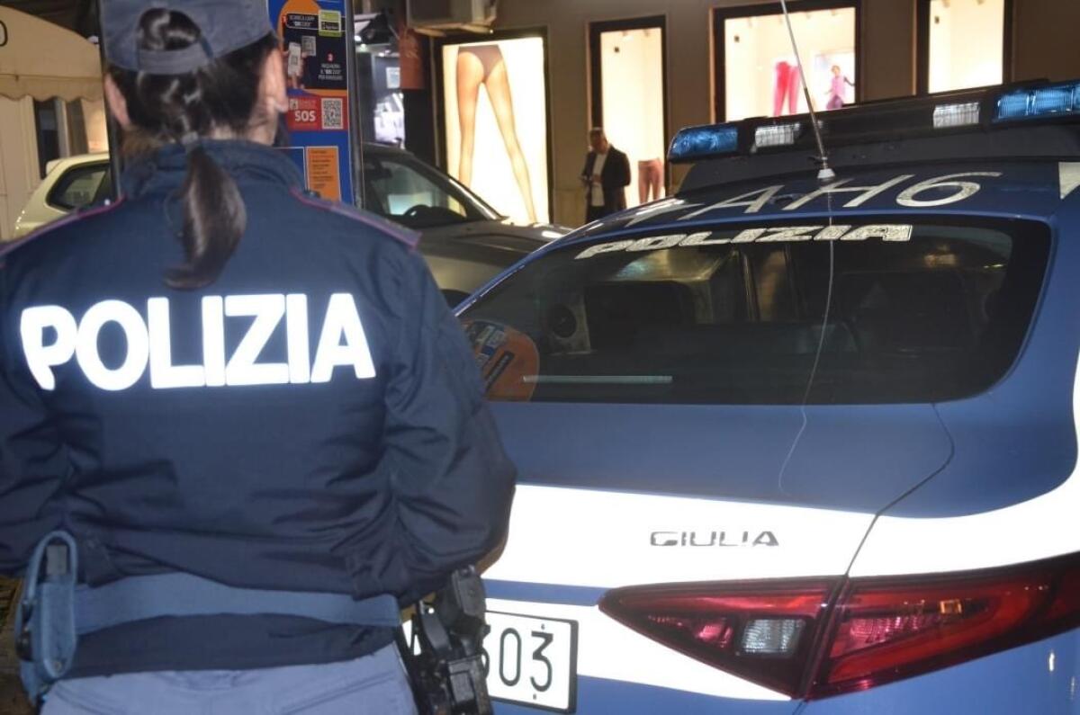 Crotone - Fuochi pirotecnici accessi illegalmente, denunciato dalle volanti - 