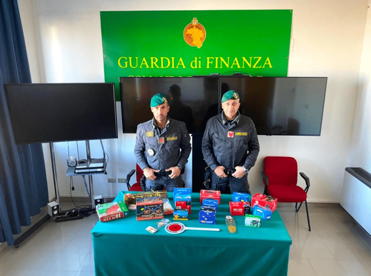 Crotone, sequestrati addobbi di Natale, armi e merce contraffatta - 