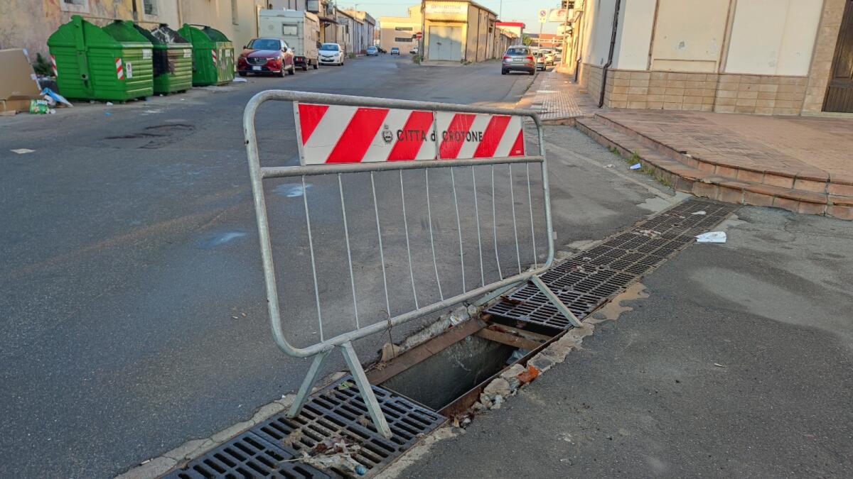 Crotone, buche per la strada: avvisare è lecito ma riparare è necessario - 