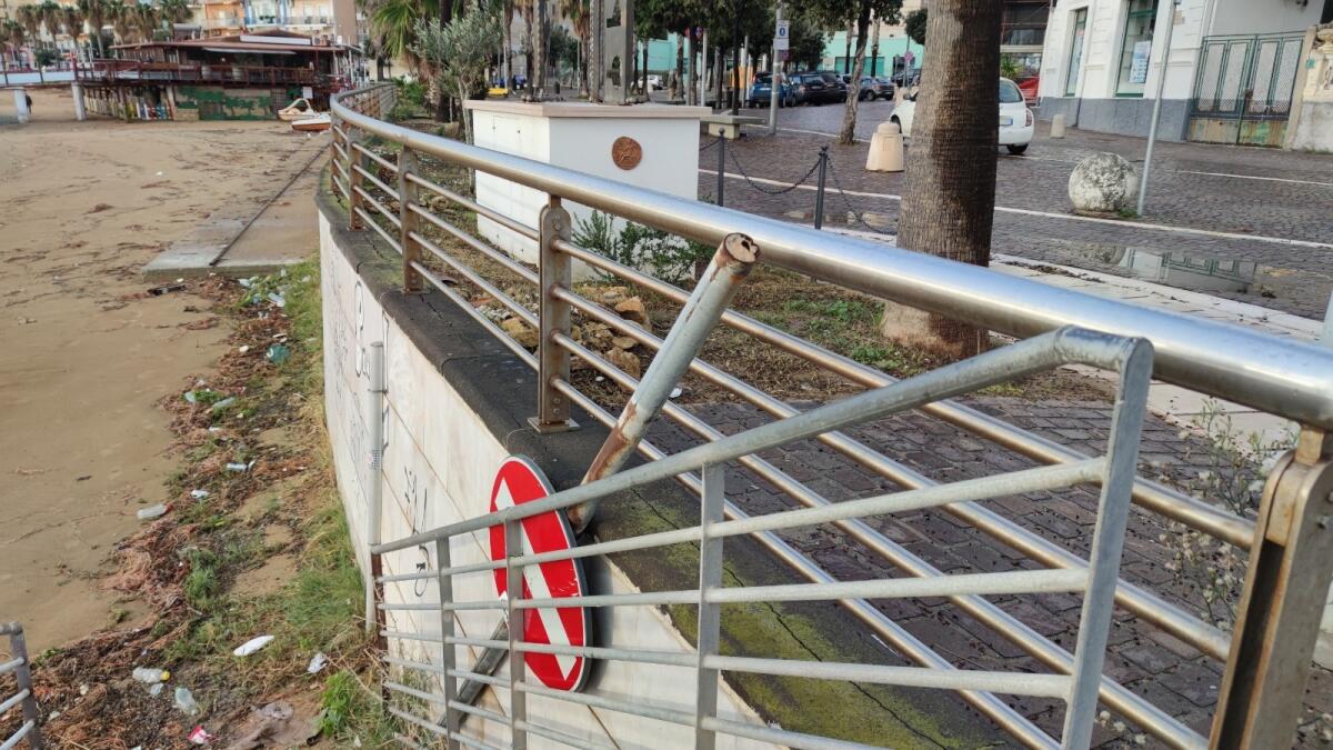 Crotone, segnaletiche nascoste sul lungomare - 