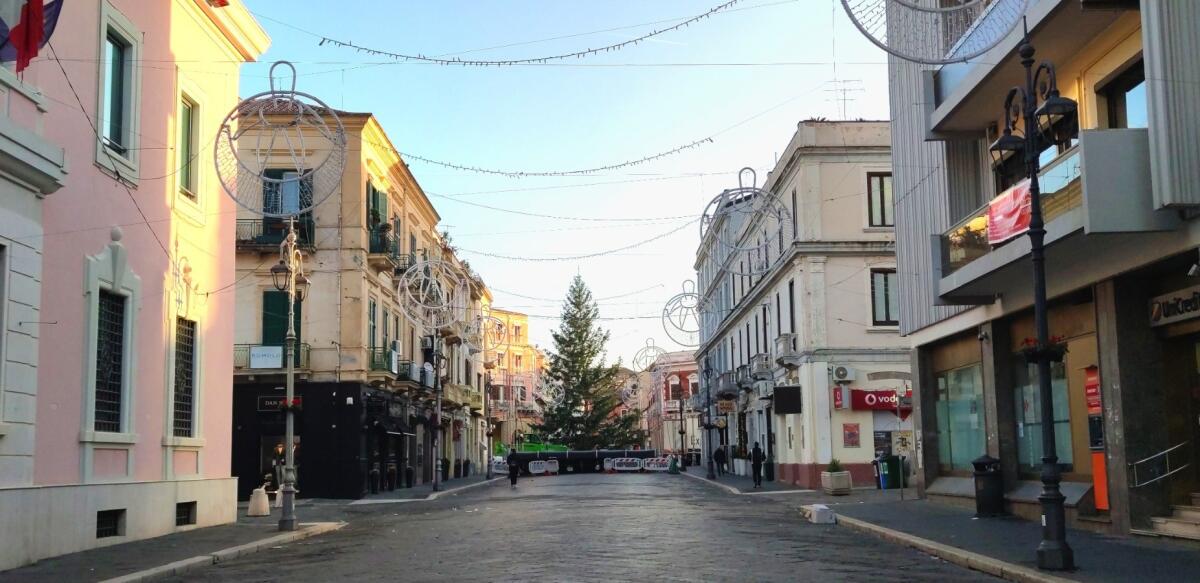 Crotone - stasera si accedono le luci dell'Albero di Natale di piazza Pitagora -