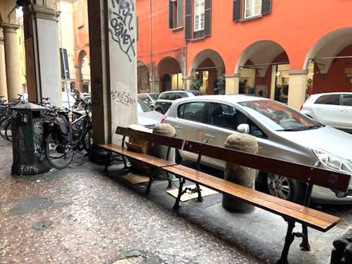 Un senzatetto crotonese muore su una panchina di Bologna - 