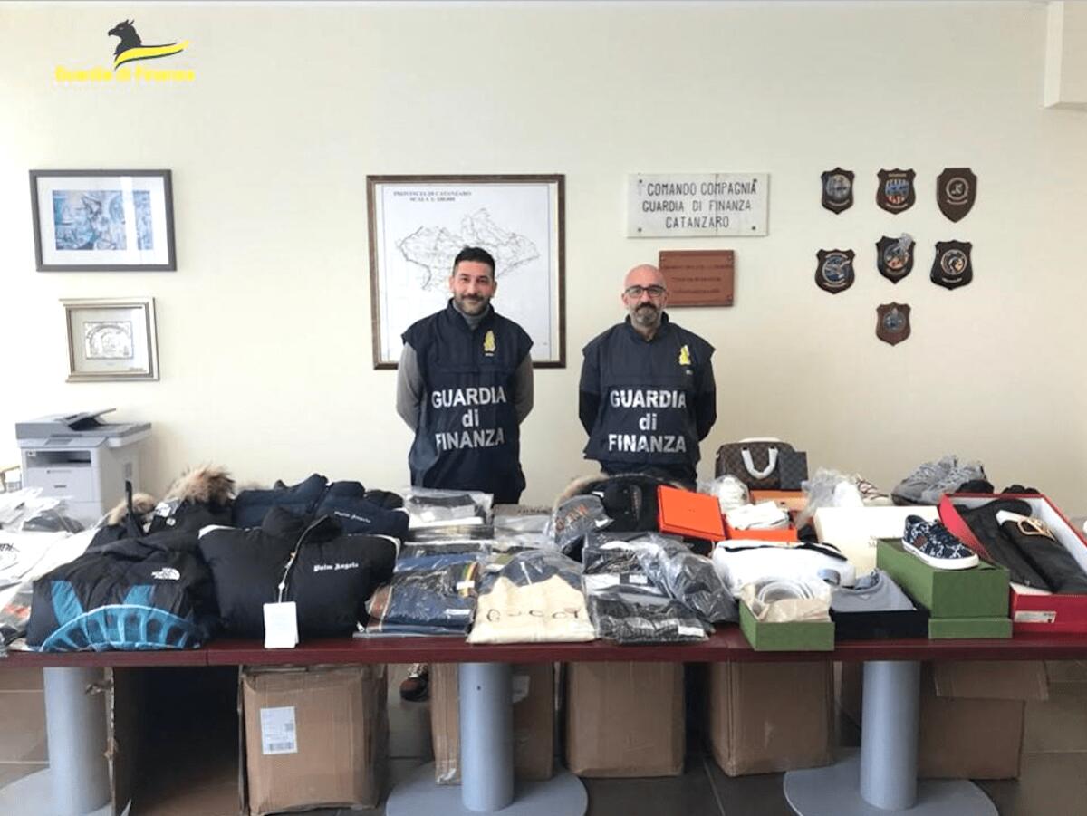 Contraffazione e ricettazione sul web: sequestrati in Calabria centinaia di capi d'abbigliamento -