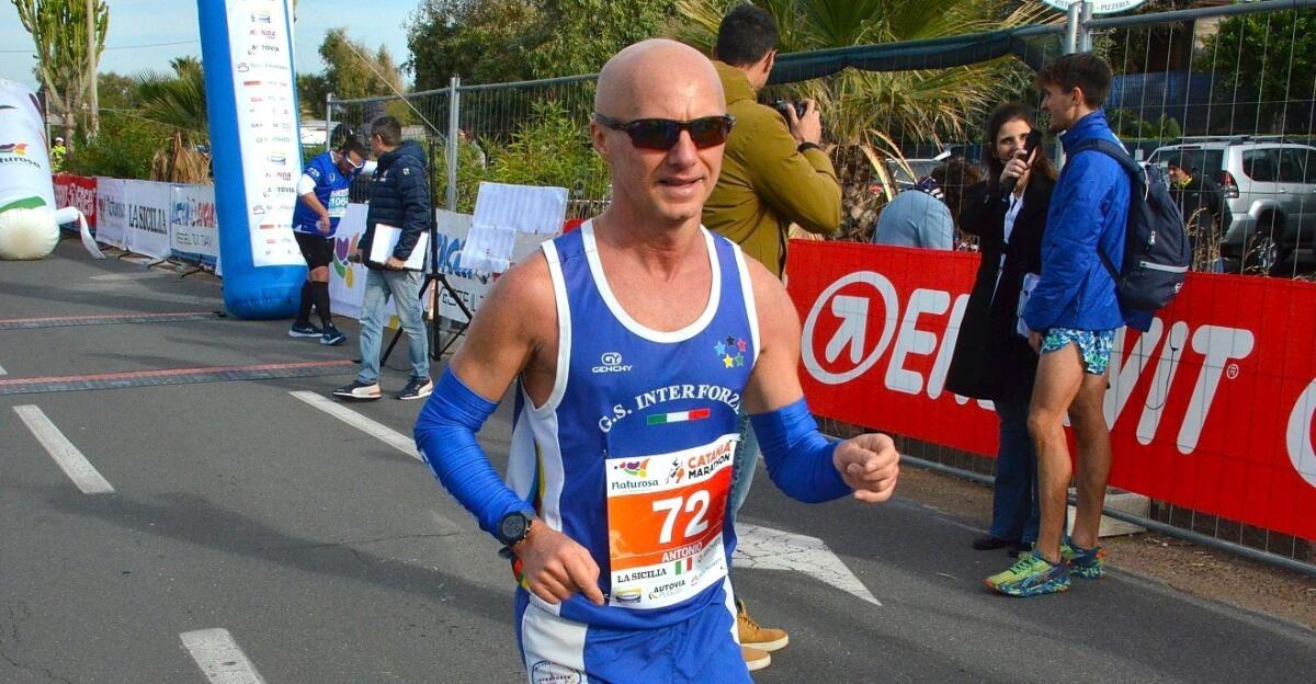 Antonio Carvelli sul podio della Naturosa Catania Marathon 2022 - 