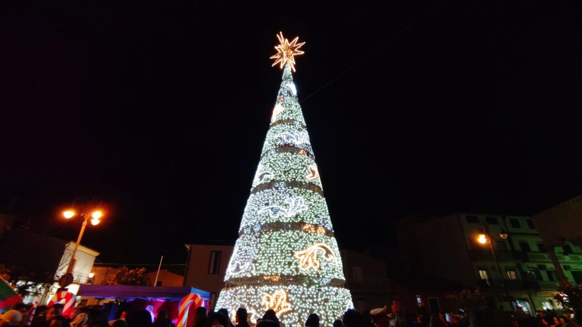(Foto) Si accende il Natale: a Isola C.R. uno spettacolo di luci e colori - 