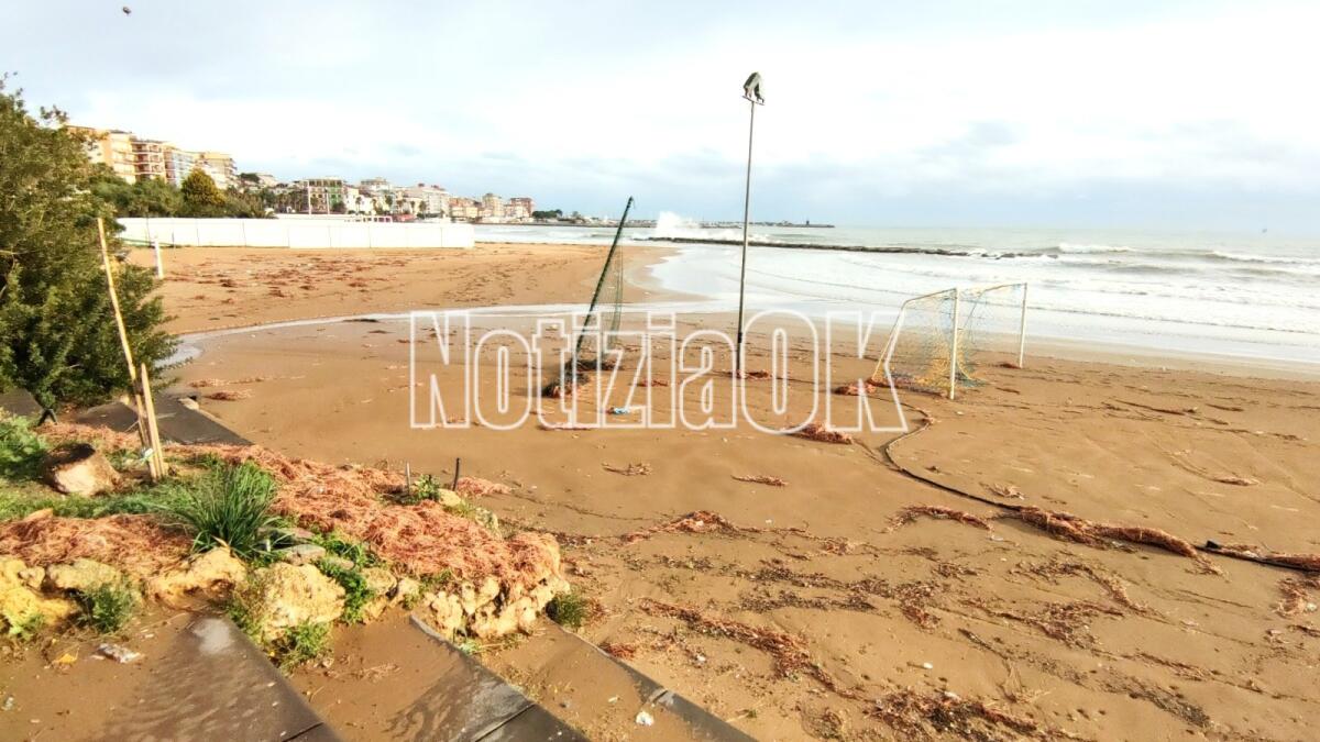 (Video) Crotone, la spiaggia dopo la recente ondata di maltempo - 