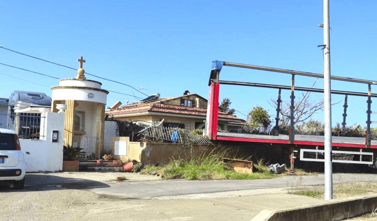 (Foto) Isola C.R., tromba d'aria: automezzo scaraventato in un' abitazione -