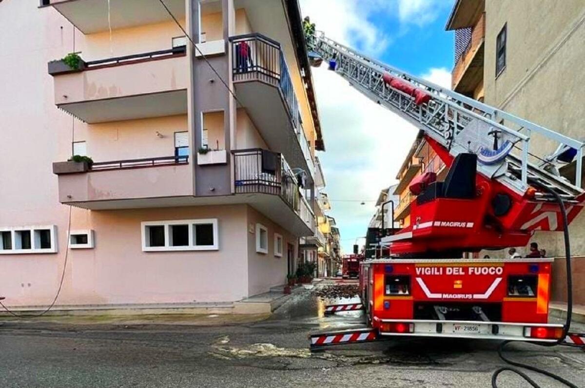 Cutro, Vigili del Fuoco impegnati per incendio in una palazzina - 