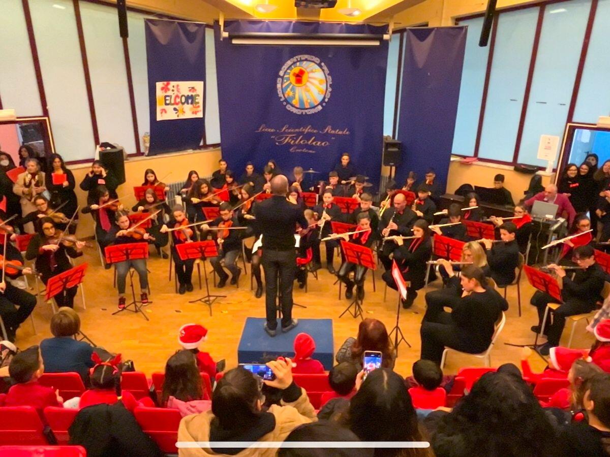 (Video) Crotone - Grande successo per il concerto di Natale della "don Milani" - 