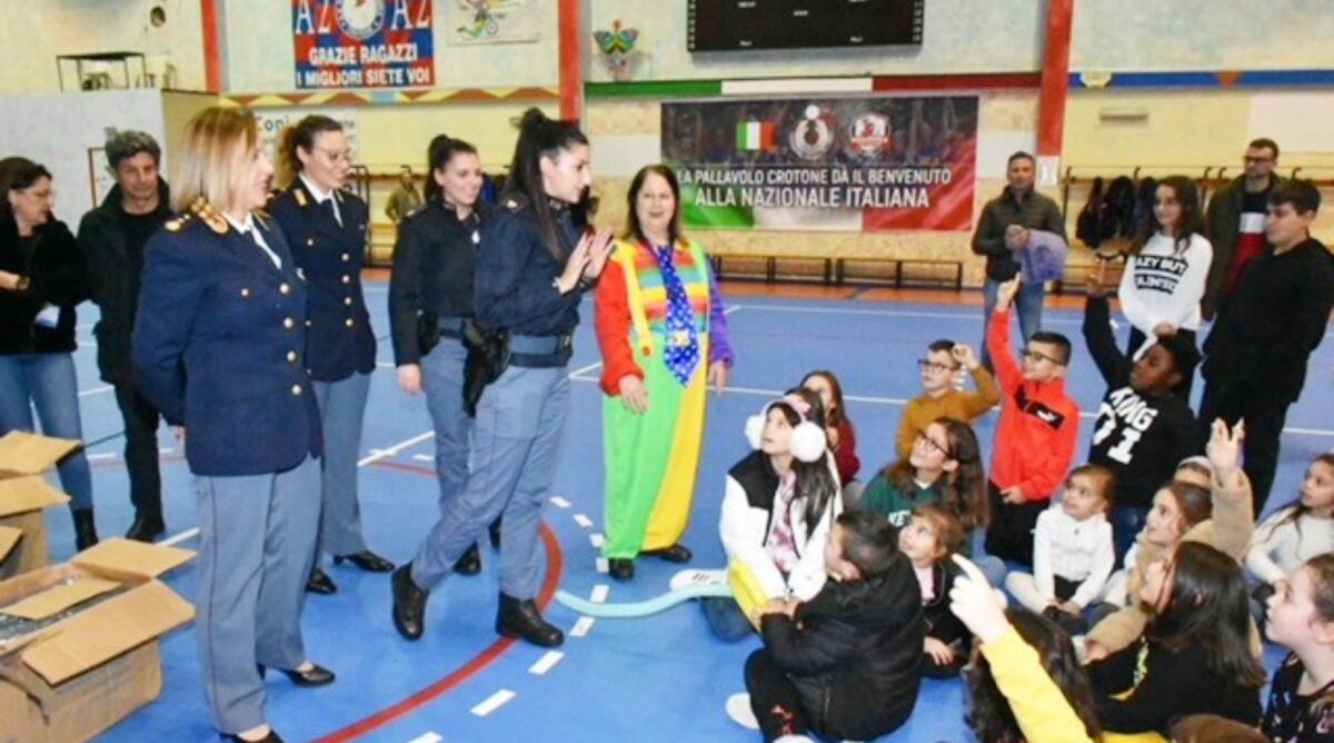 Crotone - La solidarietà vince nella seconda edizione di "Un sorriso sotto l'albero" - 