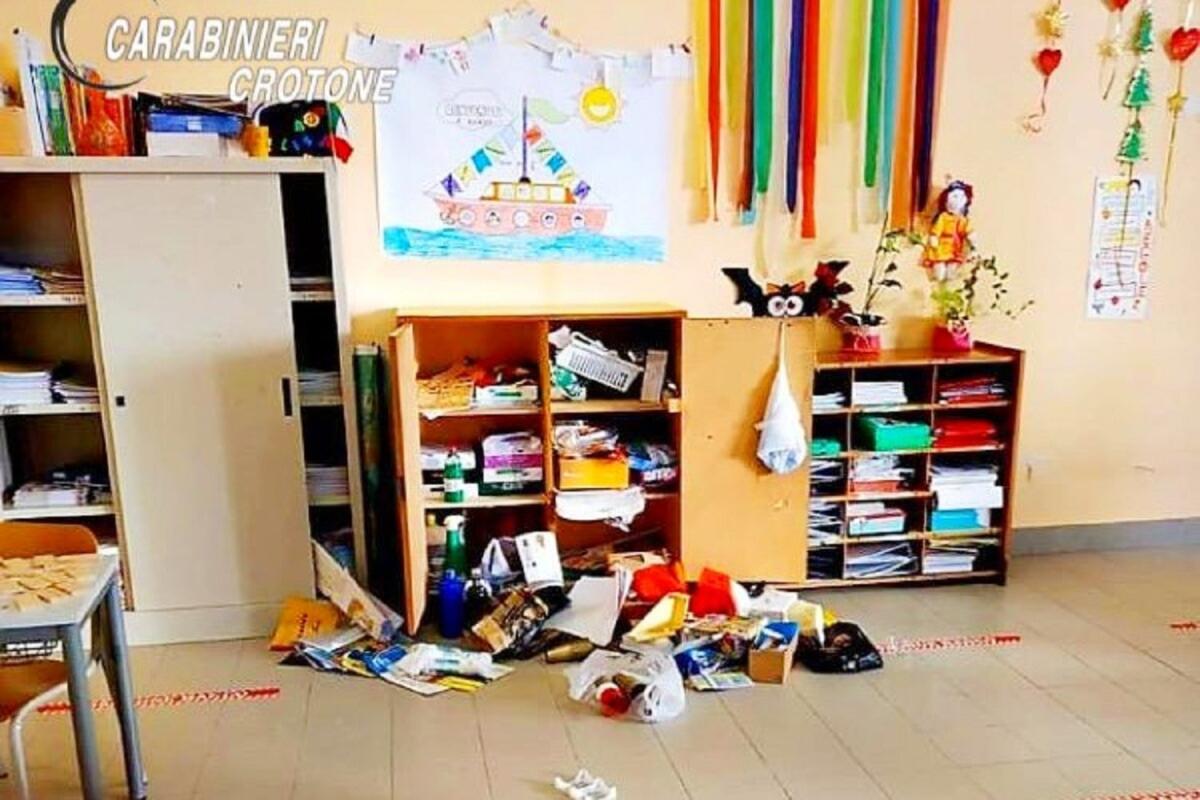 Crotone, dopo aver rubato nella chiesa si introduce in una scuola rubando e urinando - 
