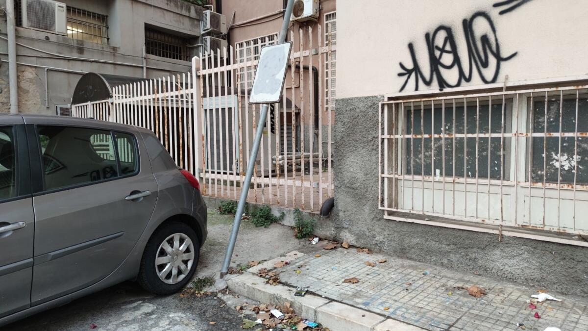 Crotone, segnaletica fantasma in Piazza Pescheria - 
