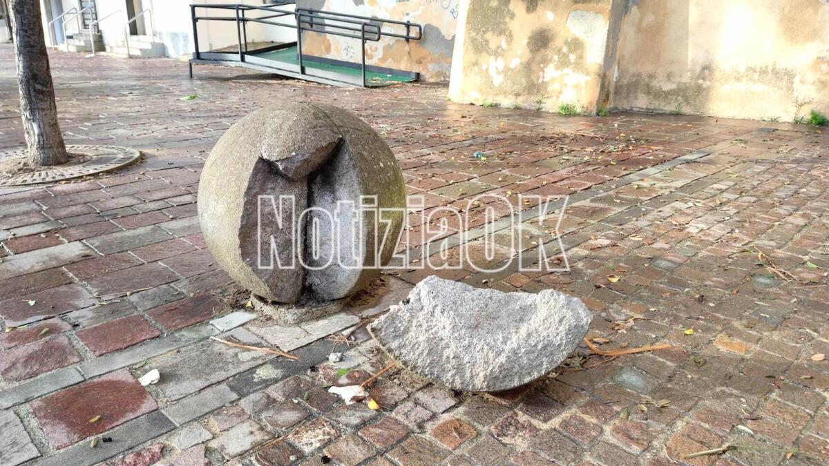 Crotone, "palle a pezzi" sul lungomare cittadino - 