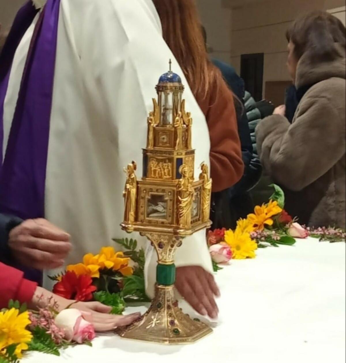 Crotone - Tante preghiere davanti al Reliquiario della Madonna delle Lacrime - 
