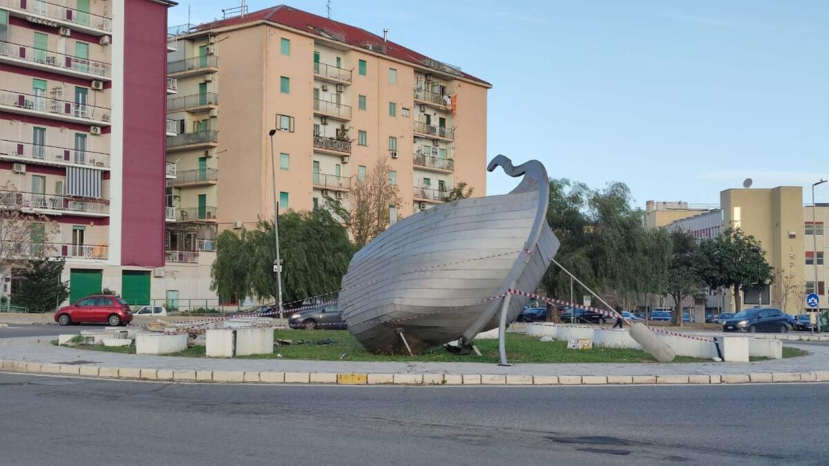 Crotone, positivo alla cocaina: finisce dentro la rotatoria di Piazza Caputi - 