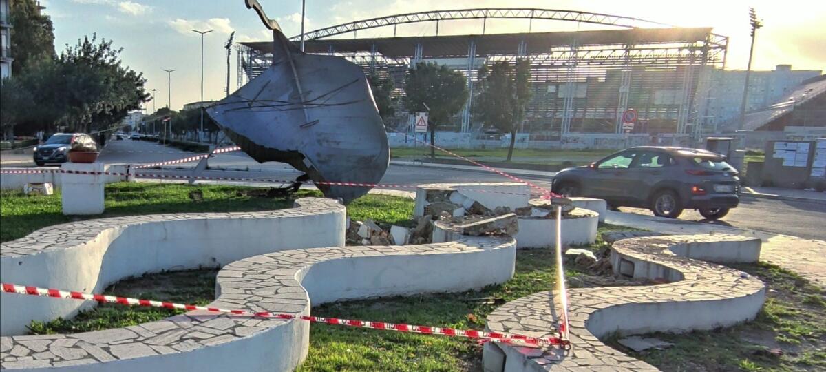 (Video) Crotone, auto si schianta sulla nave posta in Piazza Caputi: i danni registrati - 