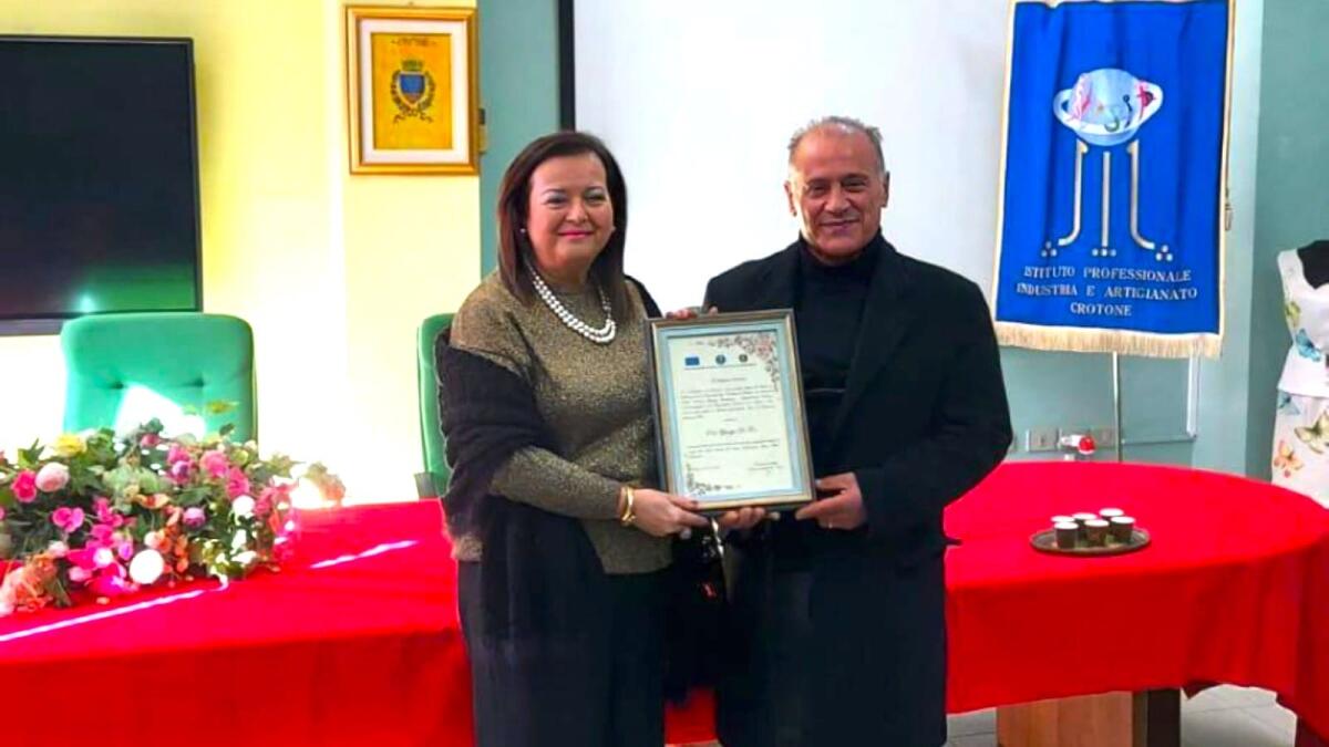Crotone - Due rarissime piante individuate dal professor Giuseppe De Fine, premiato dal Barlacchi - 