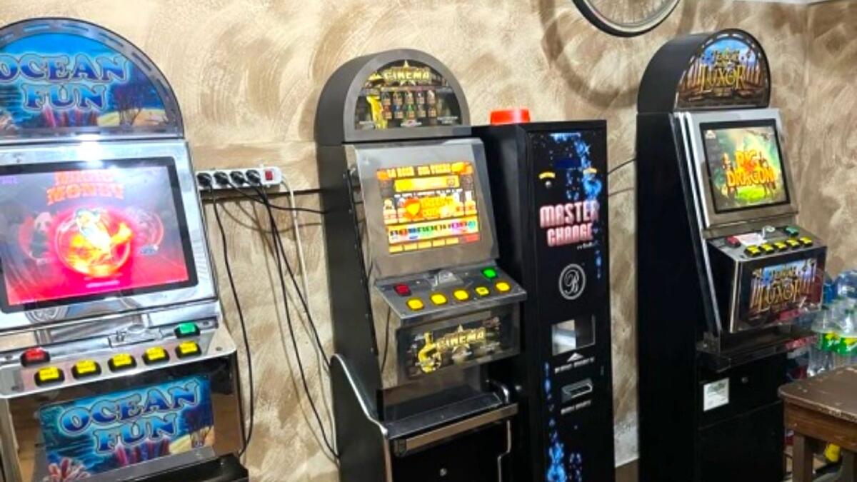 Crotone, sequestro di apparecchiature da gioco in centro città - 