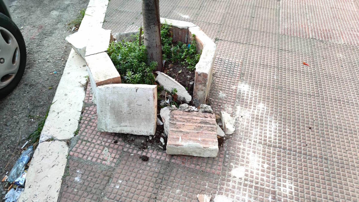 Crotone, arredamenti distrutti e riposizionati alla meno peggio - 