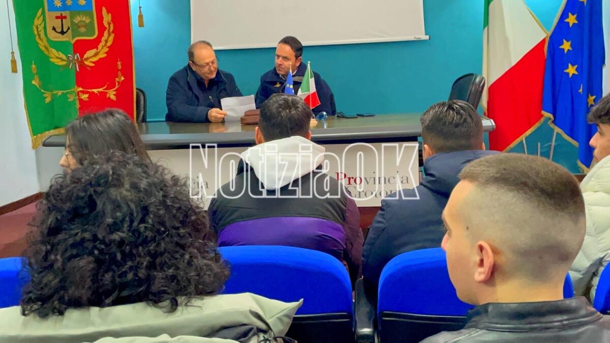 (VIDEO) Crotone - Gli studenti del Donegani in Provincia: «La scuola deve essere tenuta bene» - 