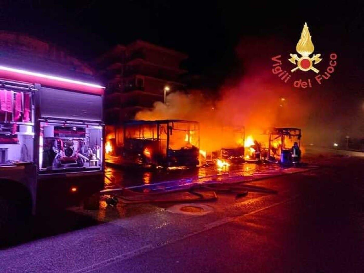 Rogo distrugge tre bus autolinee calabrese -