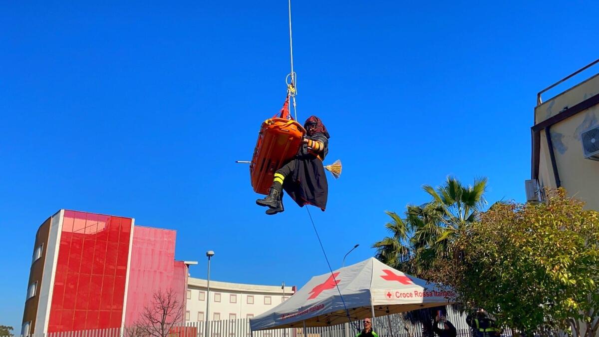 (VIDEO) Crotone, la Befana dei Vigili del fuoco in volo sulla sede della Croce Rossa - 