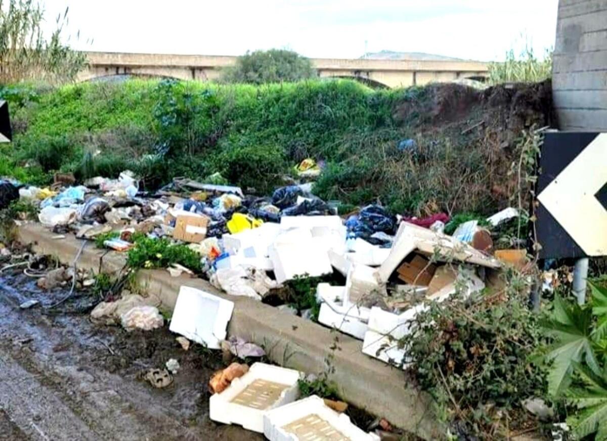 Melissa, ripulite dai rifiuti le zone più trafficate della S.S. 106 - 