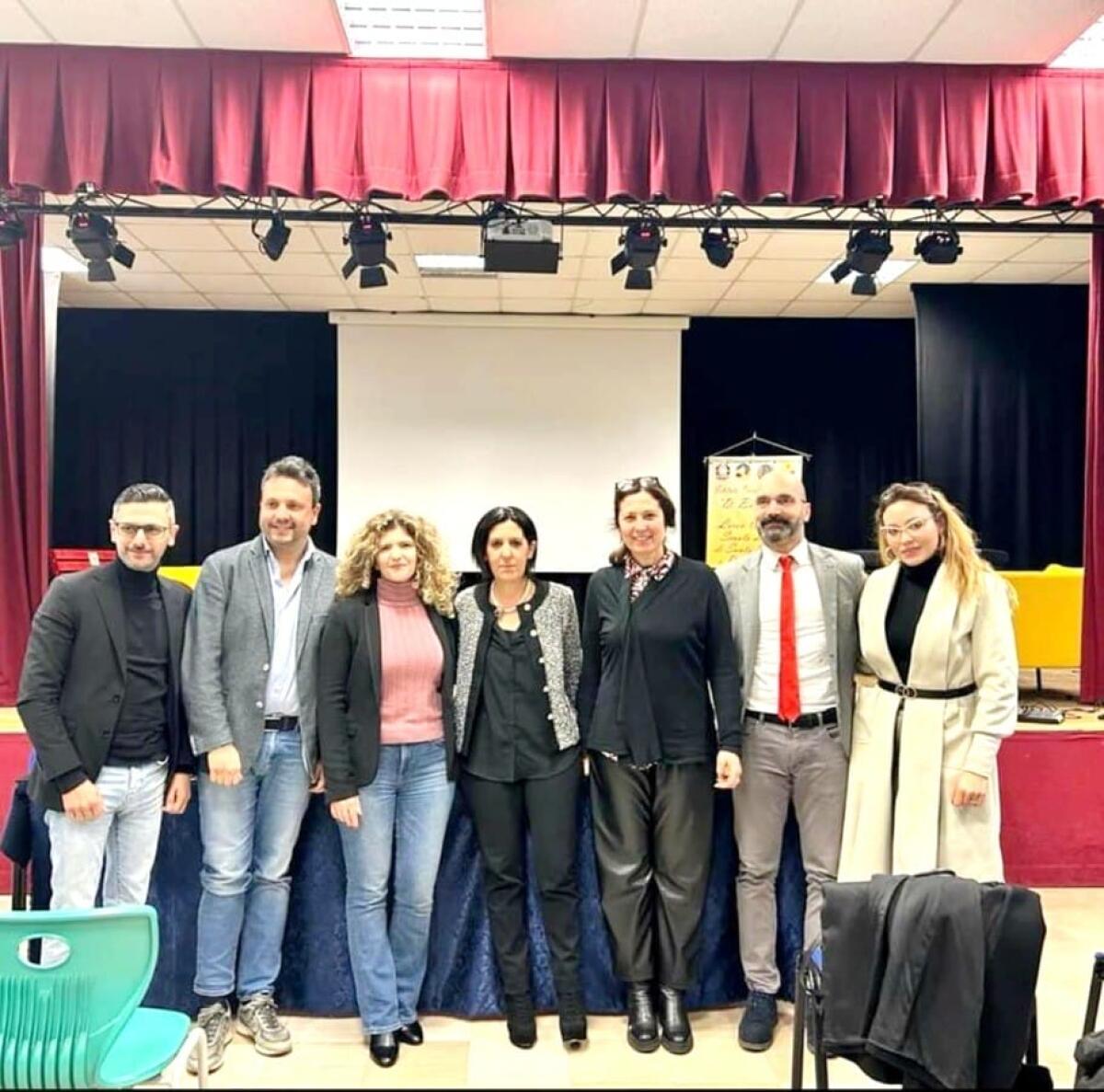 Santa Severina, sensibilizzare gli studenti: dai banchi di scuola alle mura domestiche - 