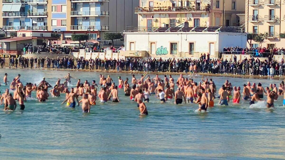 Crotone, record nel tuffo del primo dell'anno: ricordato Lulù Corigliano - 