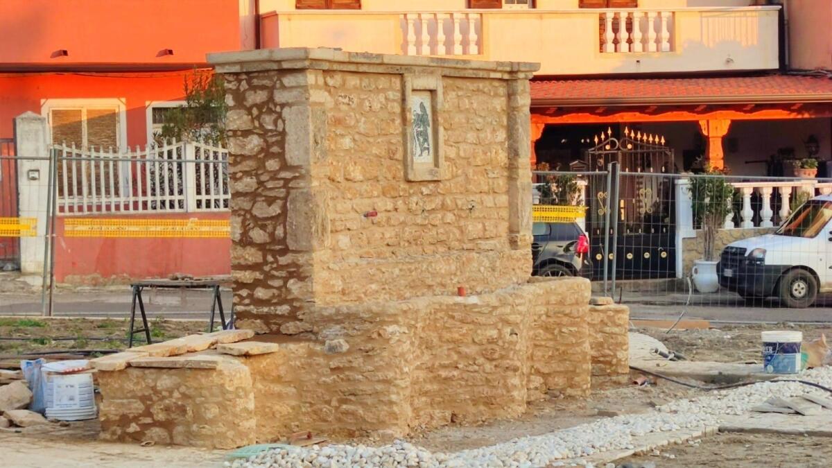 Isola di Capo Rizzuto, prende forma la nuova fontana di via Ilice - 