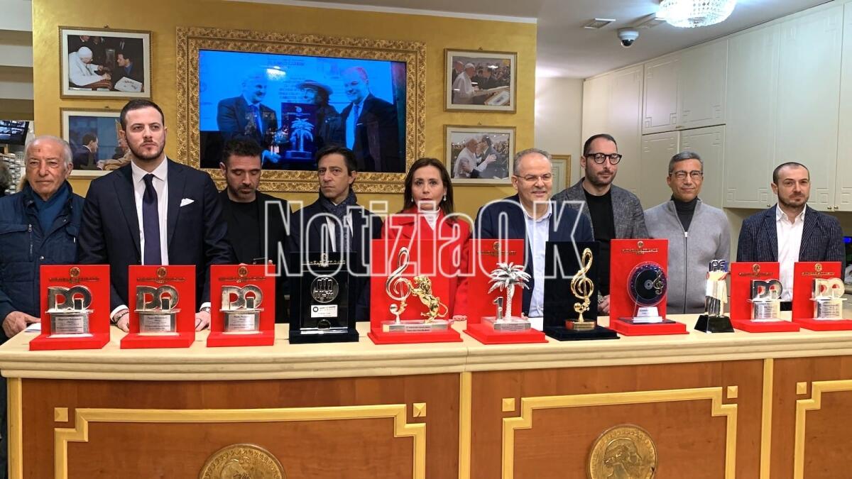 #Sanremo2023 - Crotone torna sul palco con i premi realizzati da Michele Affidato - 