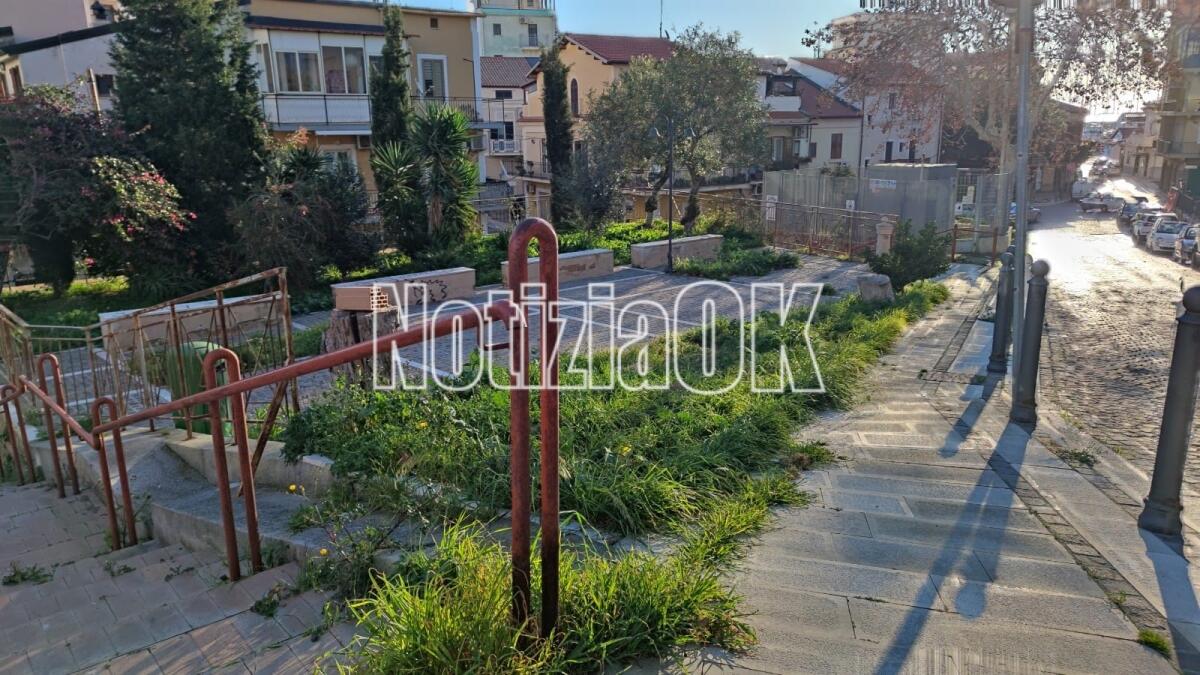 Crotone, spazi verdi: c'è bisogno di cure per viverli al meglio - Crotone - Discesa Castello