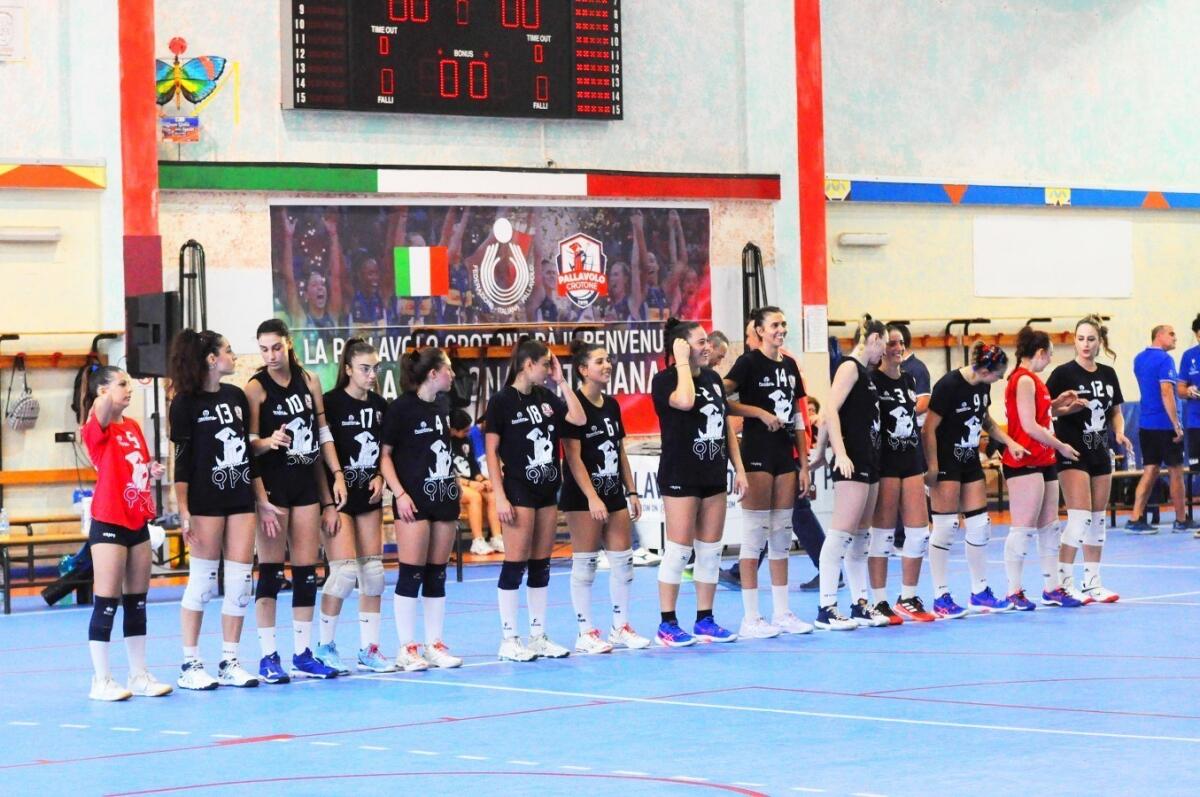 Le sirene della Pallavolo Crotone terze in classifica: in casa la prima del 2023 - 