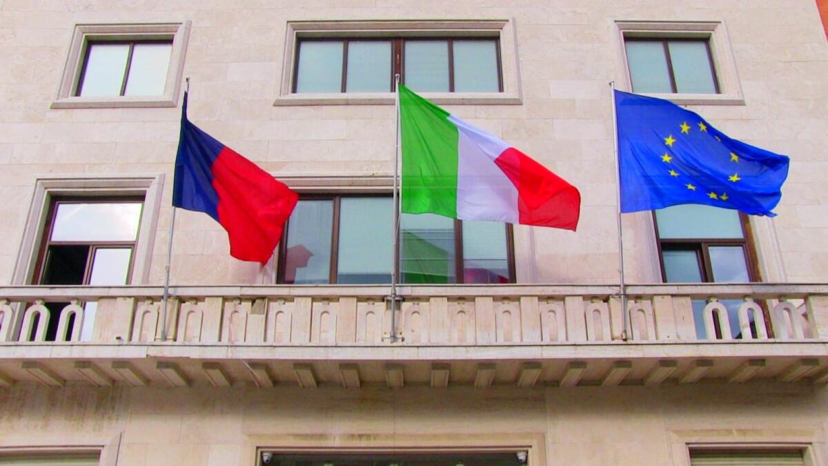 Crotone - Sventolano nuove bandiere in Piazza della Resistenza - 