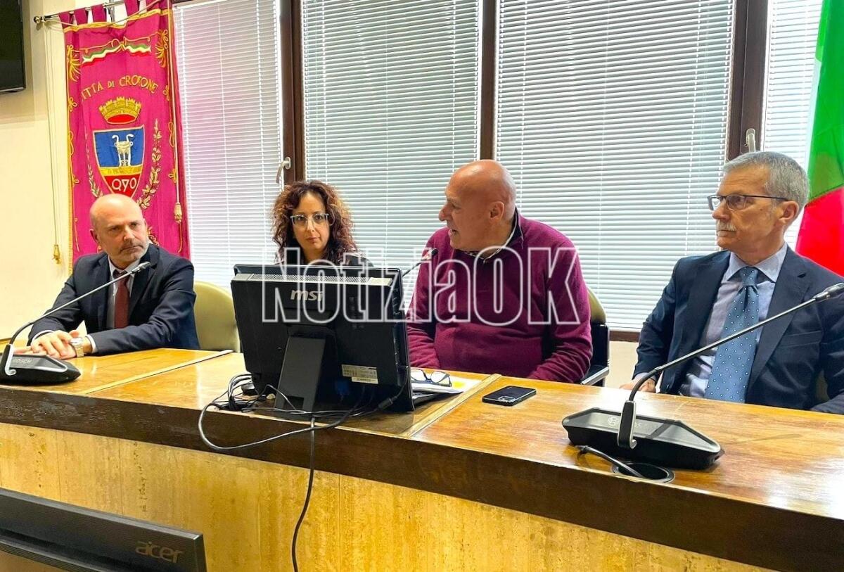 Crotone, il sindaco Voce presenta i nuovi assessori e avverte i "malpancisti" - 