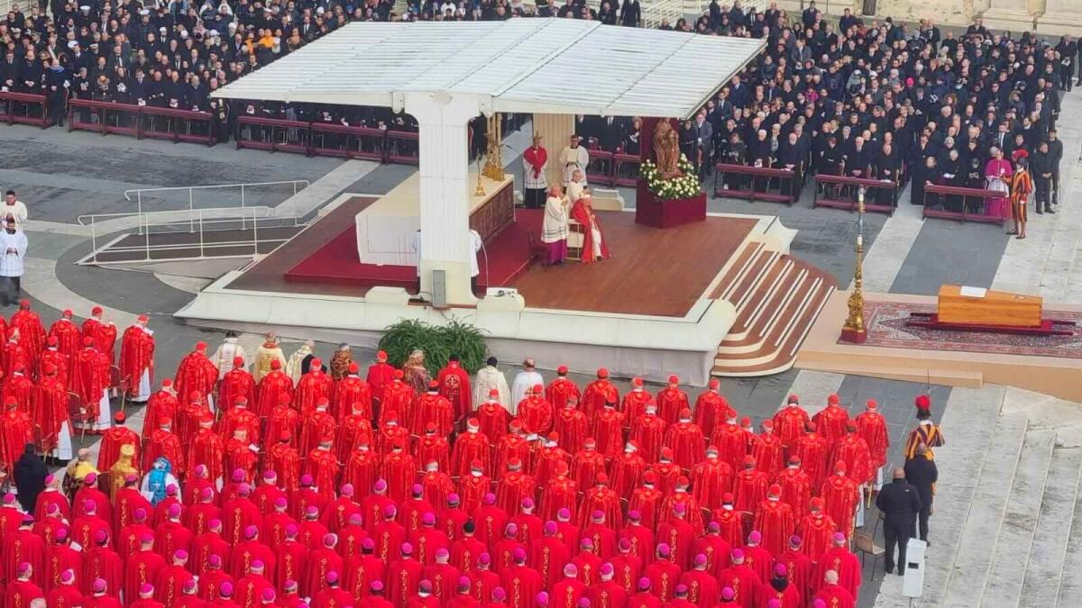 Celebrati i funerali di Benedetto XVI in una piazza San Pietro strapiena - 