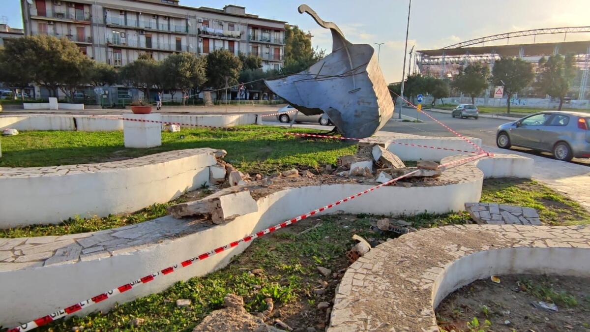 (FOTO) Crotone - Auto finisce a ridosso della Barca di Piazza Caputi: danneggiata l'opera - 