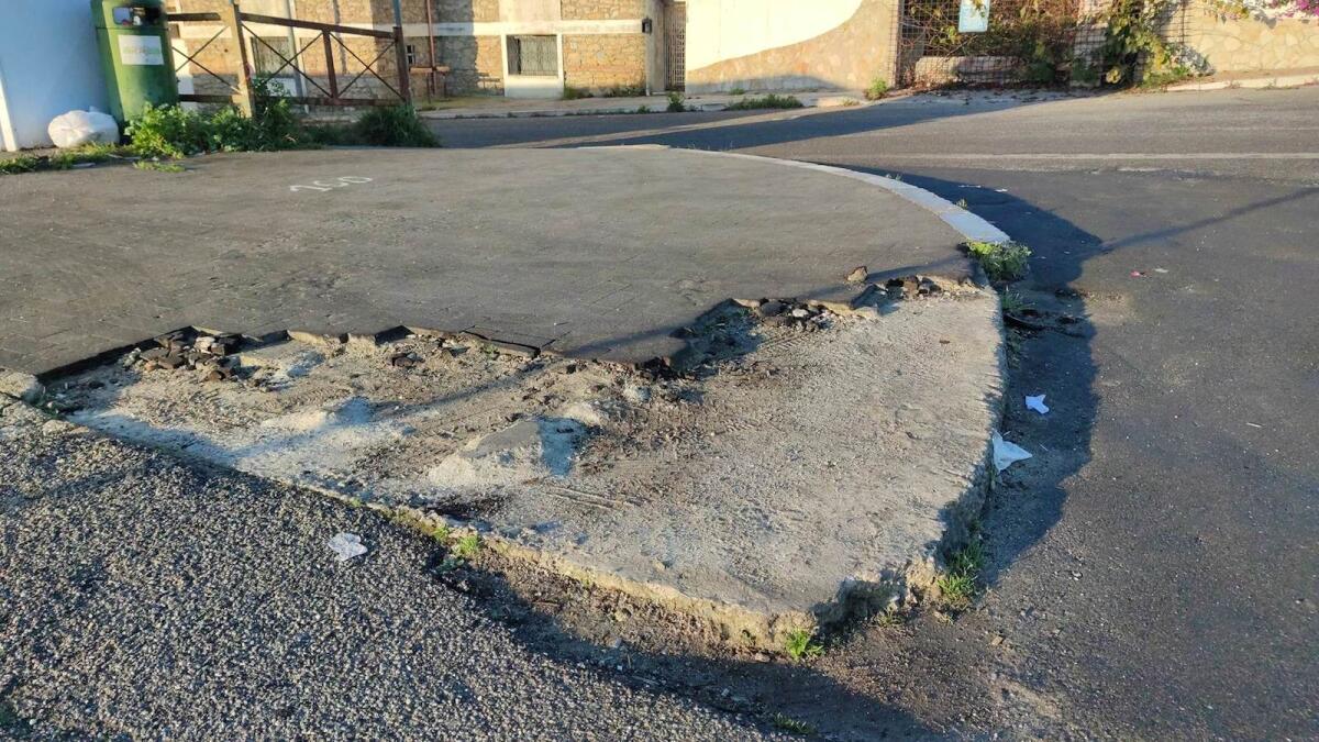 Crotone, marciapiedi distrutti: una storia infinita - 
