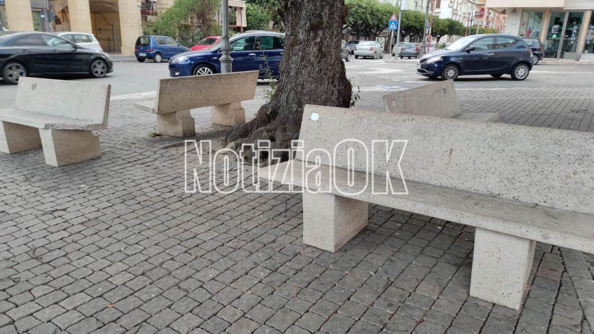Crotone - Quartieri: in Piazza Pitagora panchine scomode e danneggiate - 