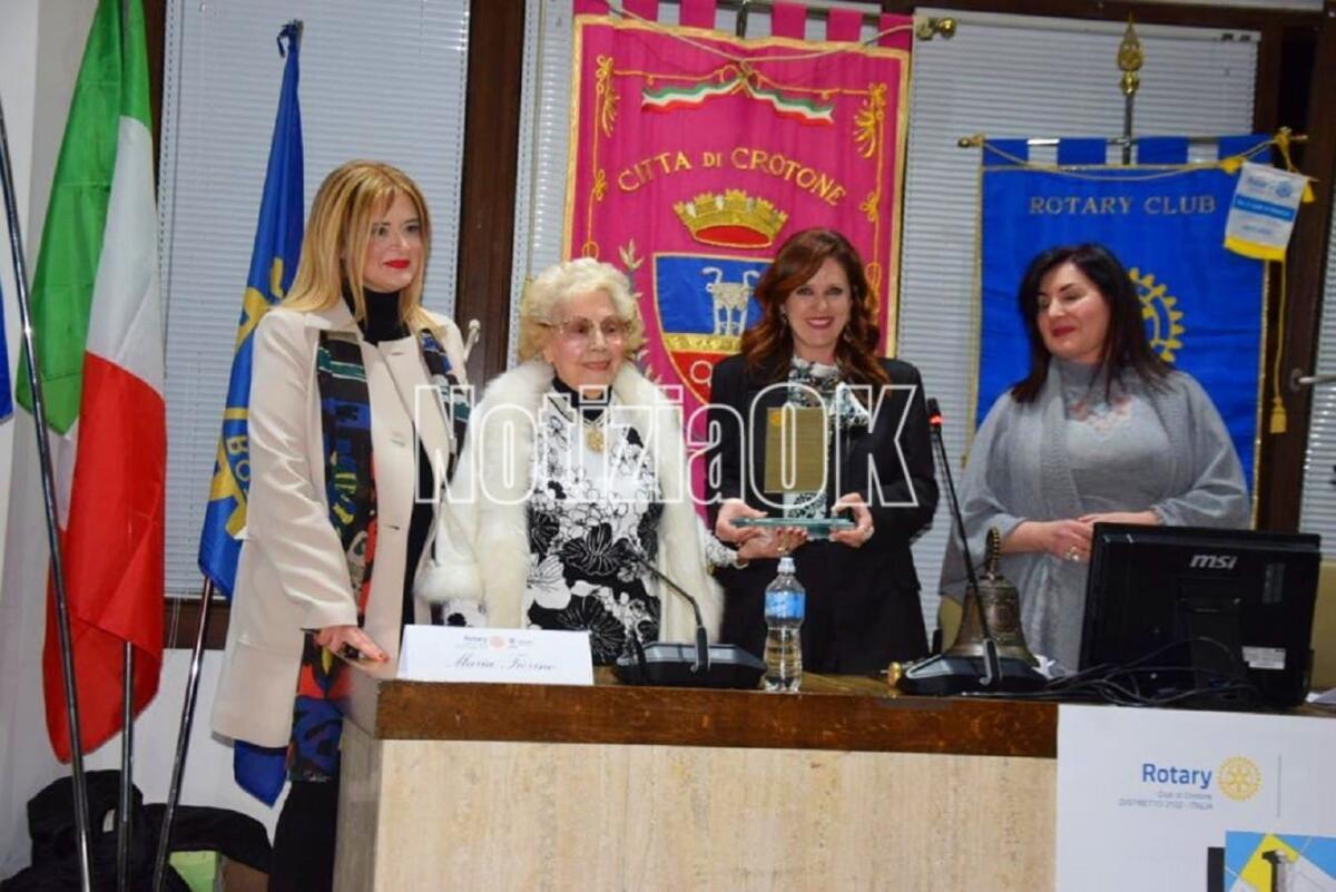 Crotone, alla signora Maria Fiorino la Targa alla Professionalità - 